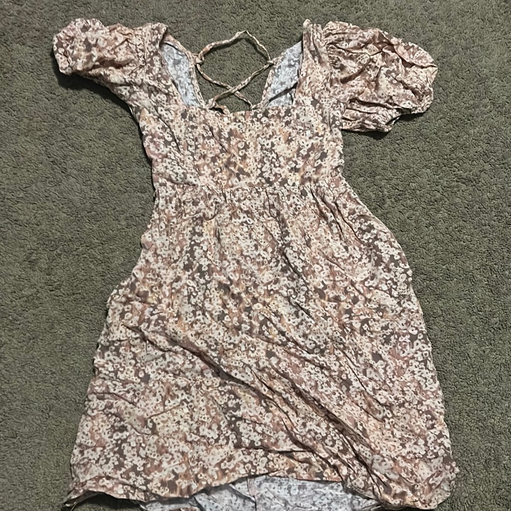 Women’s floral dress with puffy sleeves
